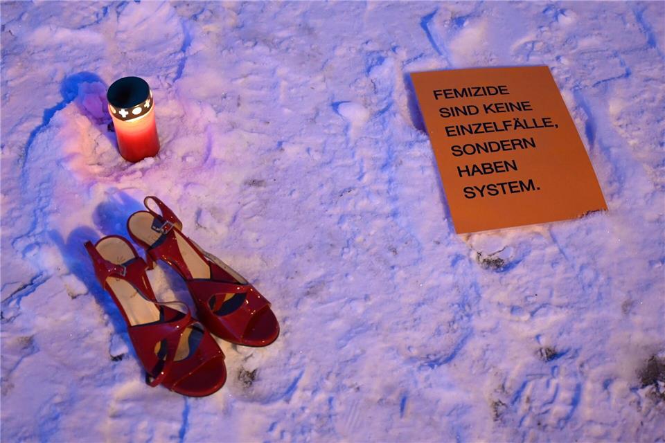 Die Menschen erinnerten mit Schildern an Frauen, die von Männern umgebracht wurden. Daniel Bockwoldt/dpa