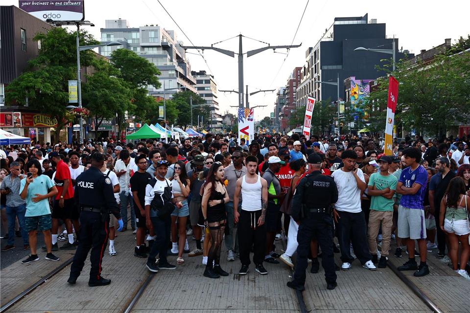 Die Menschen feierten auf der Straße. Keito Newman/The Canadian Press/AP/dpa