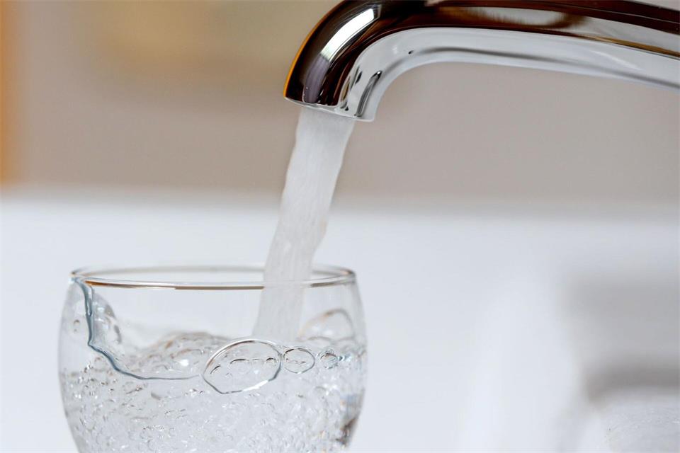 Die Menschen im Gebiet der Stadt Bornheim sollten das Wasser vor dem Trinken abkochen. (Symbolbild)Roland Weihrauch/dpa