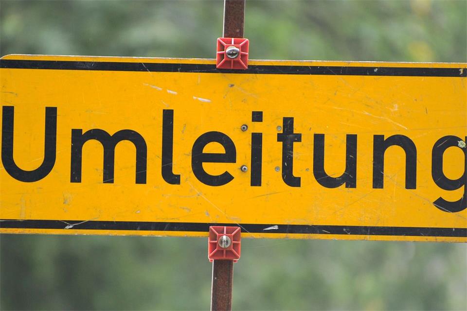 Die Menschen im Landkreis Mecklenburgische Seenplatte müssen vorerst weiterhin die B192 bei der Gemeinde Göhren-Lebbin umfahren. (Symbolbild)Tim Brakemeier/dpa