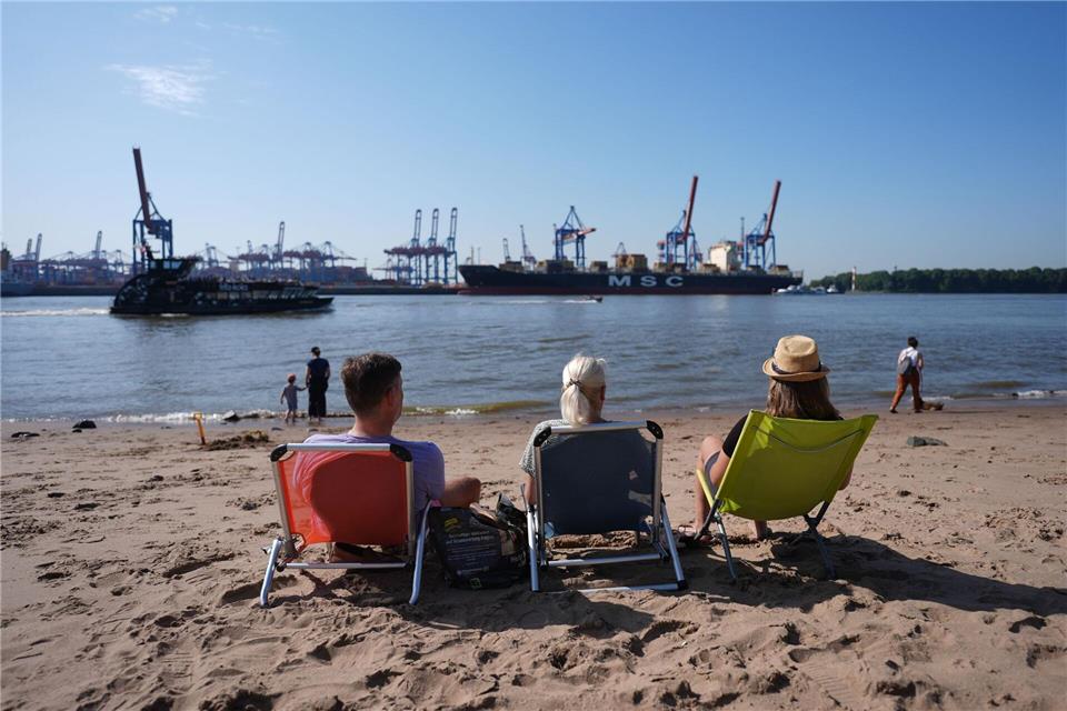 Die Menschen im Norden können sich auf sommerlich heißes Wetter am Wochenende einstellen. (Archivbild)Marcus Brandt/dpa