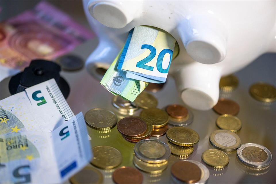 Die Menschen in Deutschland haben auch im vergangenen Jahr überdurchschnittlich viel gespart. (Symbolbild)Hendrik Schmidt/dpa