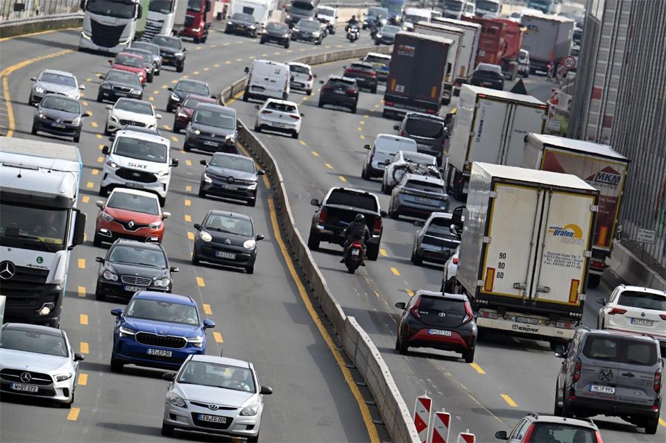 Die Menschen in Deutschland legen jedes Jahr kaum vorstellbare Strecken mit Autos zurück. (Symbolbild)Federico Gambarini/dpa