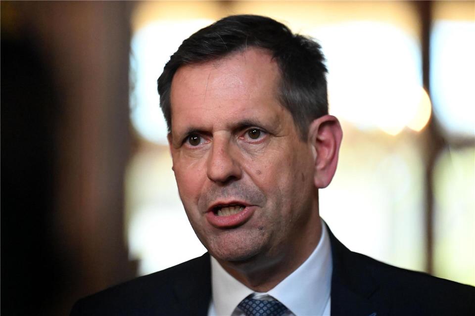 Die Menschen in Deutschland sollen schon bald wieder weniger fürs Tanken bezahlen müssen, fordert Niedersachsens Ministerpräsident Lies.Shireen Broszies/dpa