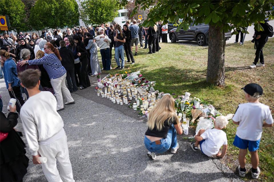 Die Menschen in Fagersta gedenken der Opfer. Magnus Lejhall/TT News Agency/AP/dpa