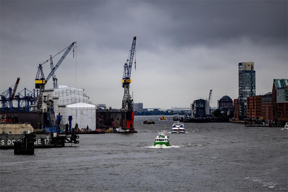 Die Menschen in Hamburg und Schleswig-Holstein müssen sich am Wochenende teilweise auf starke Regenschauer einstellen. (Symbolbild)Axel Heimken/dpa