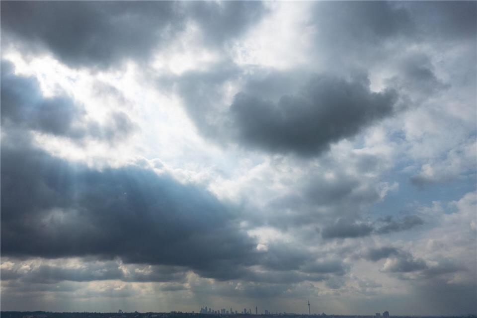 Die Menschen in Hessen müssen sich am verlängerten Wochenende auf Wolken und Regen gefasst machen. (Archivbild)Boris Roessler/dpa