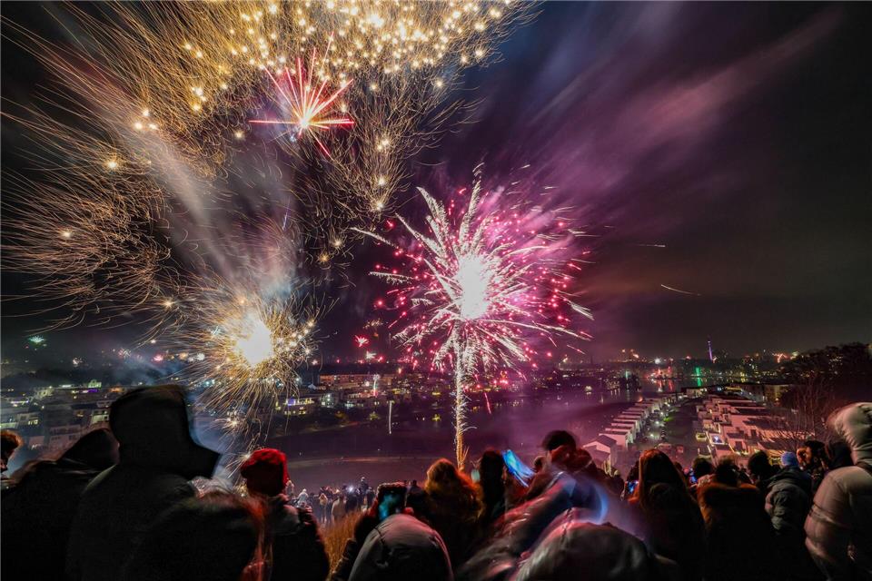 Die Menschen in NRW feierten den Jahreswechsel überwiegend friedlich.Christoph Reichwein/dpa