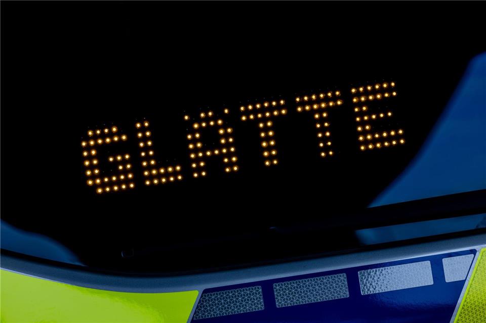 Die Menschen in Niedersachsen müssen mit glatten Straßen rechnen. (Archivbild) Rolf Vennenbernd/dpa