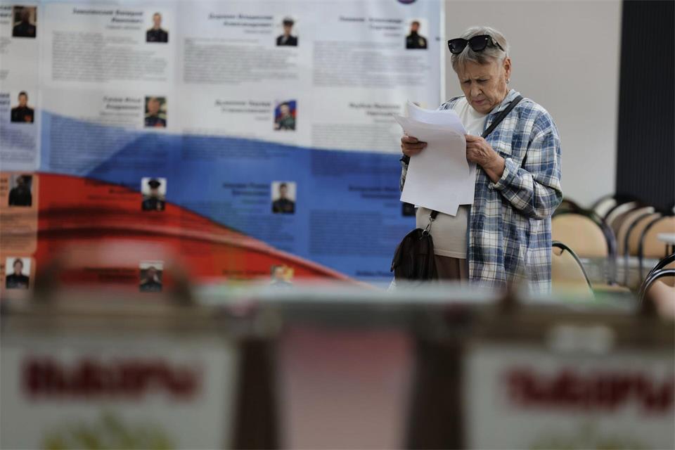 Die Menschen in Russland sind erstmals seit Beginn des Angriffskriegs gegen die Ukraine zur Wahl eines neuen Parlaments aufgerufen.Uncredited/AP/dpa