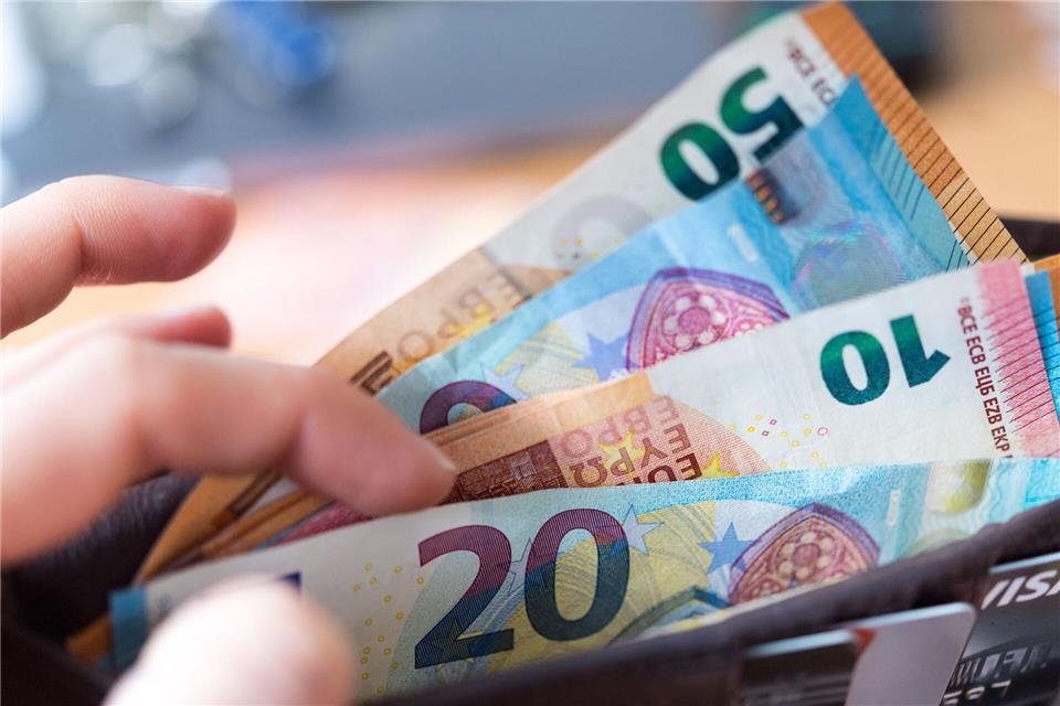 Die Menschen in Thüringen haben wieder mehr Geld in der Tasche. (Symbolbild)Monika Skolimowska/dpa