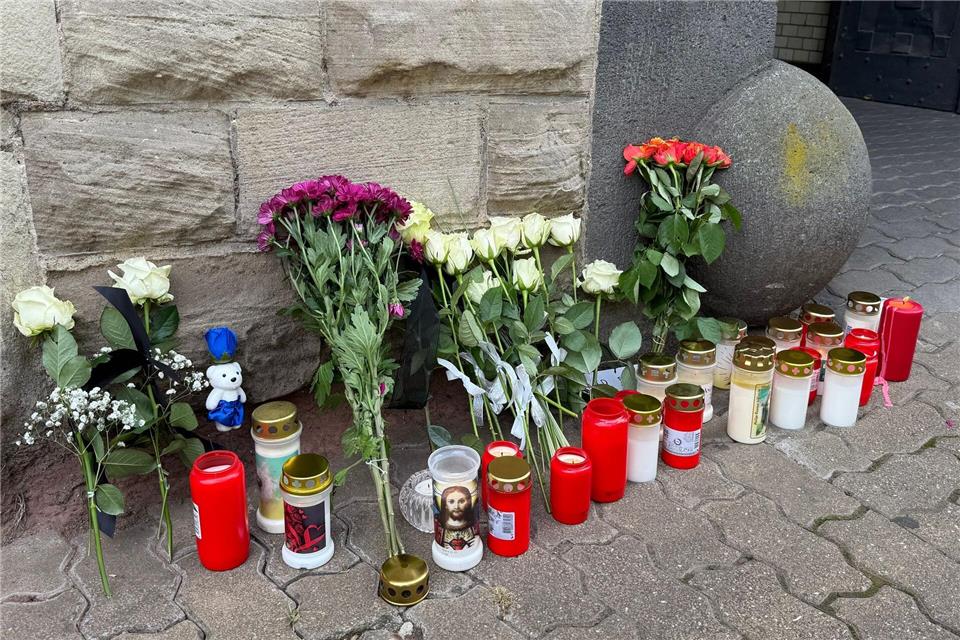 Die Menschen in Völklingen legten Blumen und Kerzen bei der Polizei ab.Christian Schultz/dpa
