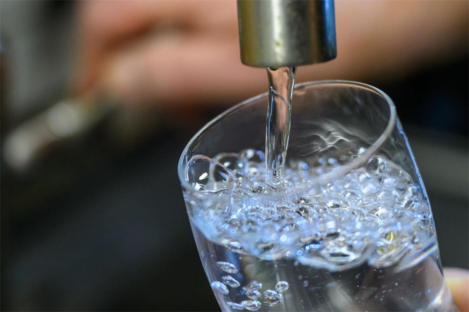 Die Menschen in der Wiesbadener Innenstadt sollten bis auf weiteres ihr Trinkwasser abkochen. (Symbolbild)Hendrik Schmidt/dpa