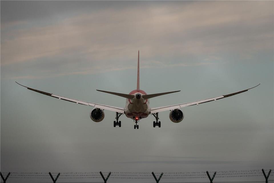 Die Menschen in größeren Städten sollen etwas von Fluglärm entlastet werden. (Archivbild)Sebastian Gollnow/dpa