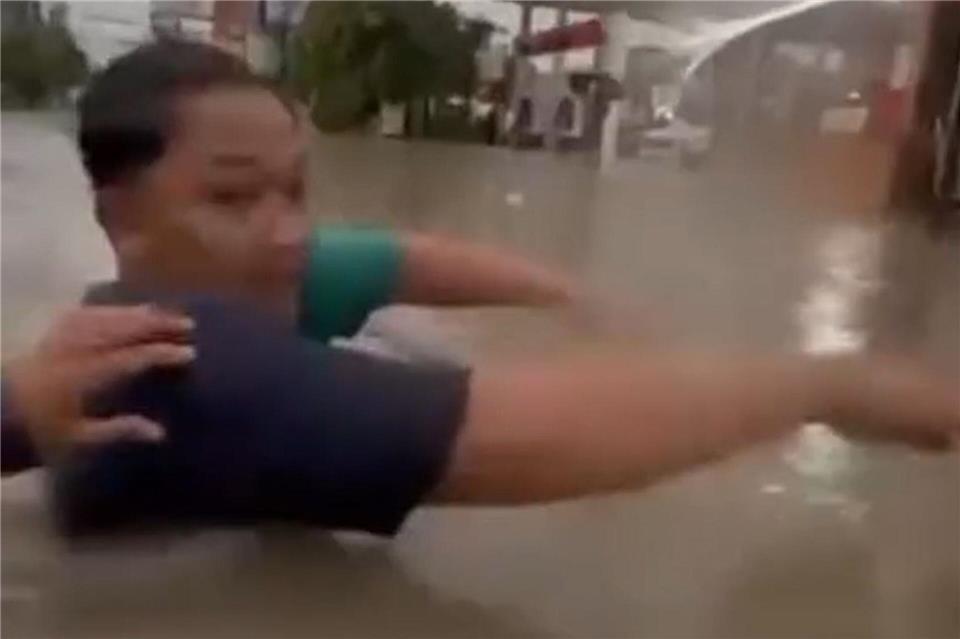 Tote bei Fluten auf Bali – Urlauber mit Booten gerettet Die Menschen mussten teilweise durch brusttiefes Wasser waten.-/National Disaster Management Agency/dpa