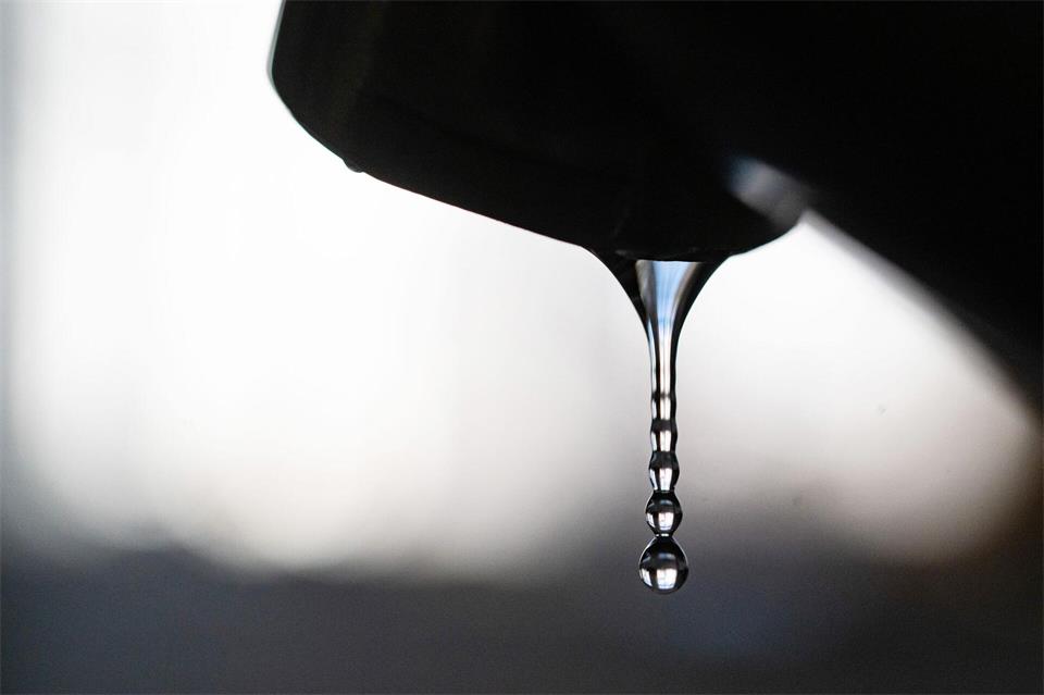 Die Menschen sollen ihr Trinkwasser vorerst abkochen. (Symbolbild)Marijan Murat/dpa