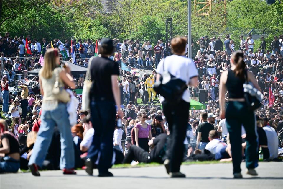 Die Menschen ziehen in den Görlitzer Park - der Görlitzer Bahnhof wurde am Nachmittag wegen Überfüllung geschlossen.Sebastian Gollnow/dpa