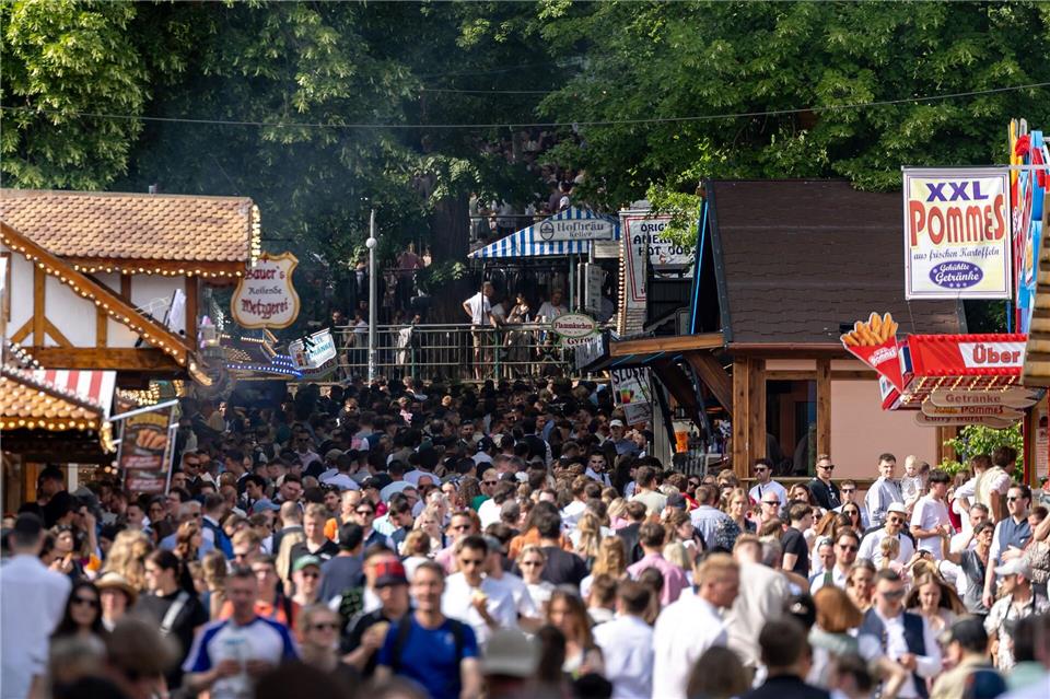 Die Menschen zieht es bei schönem Wetter massenhaft auf „den Berg“.Daniel Karmann/dpa