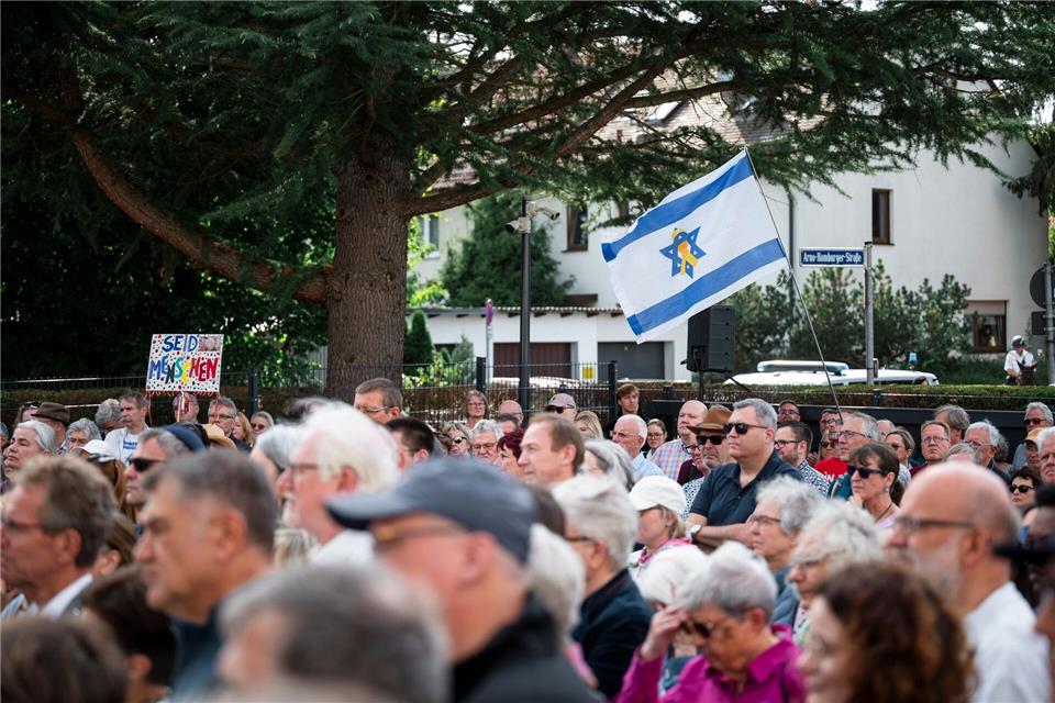 Die Menschenkette hatte die Israelitische Kultusgemeinde Nürnberg organisiert.Daniel Vogl/dpa