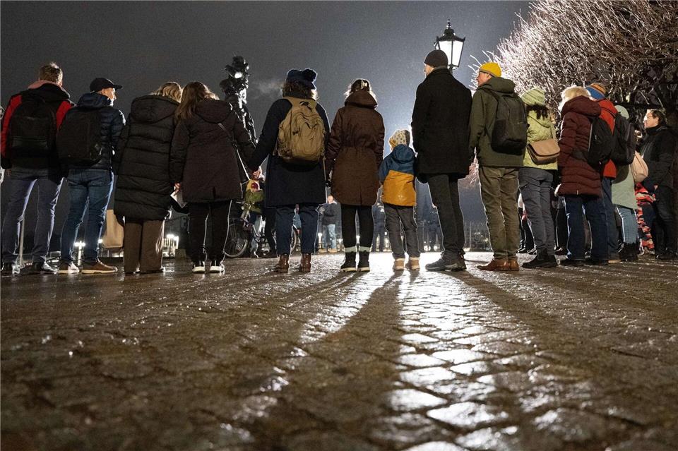 Die Menschenkette wird seit 2010 jedes Jahr am Jahrestag der Zerstörung Dresdens gebildet.Sebastian Kahnert/dpa