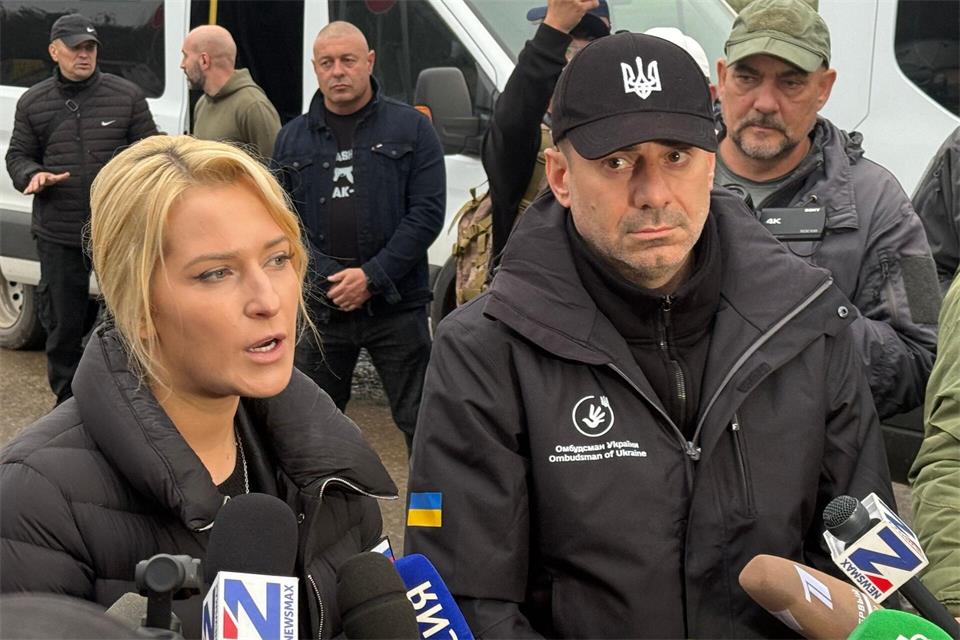 Die Menschenrechtsbeauftragten von Russland, Jana Lantratowa (l), und der Ukraine, Dmytro Lubinez (M, schwarze Kappe), können sich auch künftig weitere gemeinsame Hilfsaktionen vorstellen.Ulf Mauder/dpa