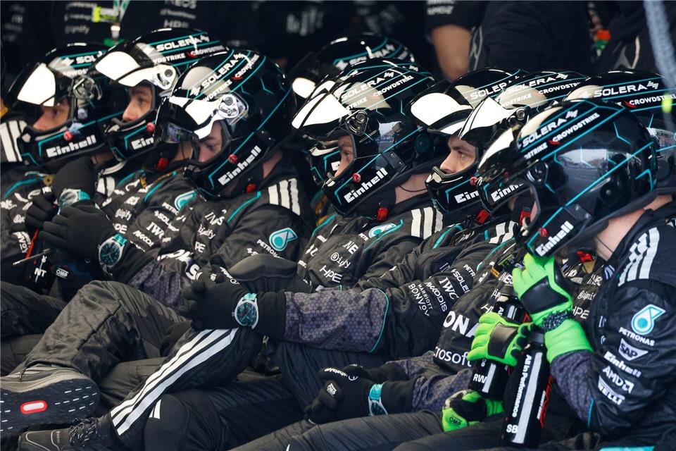 Die Mercedes-Crew hätte wohl gern auf die Zwangspause verzichtet.Franck Robichon/POOL EPA/AP/dpa