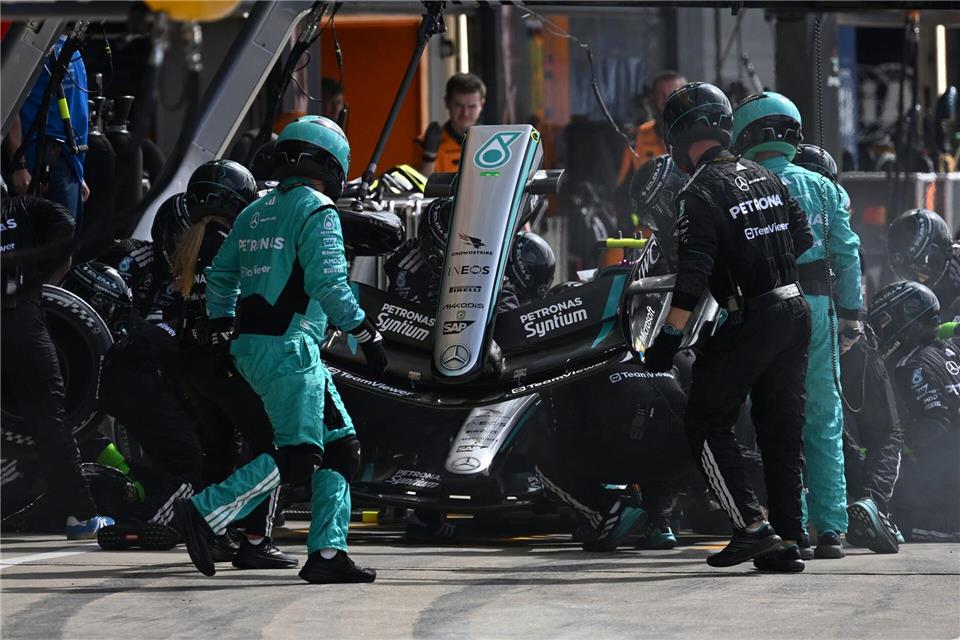 Die Mercedes-Mechaniker hatten alle Hände voll zu tun.Peter Powell/Pool EPA/AP/dpa