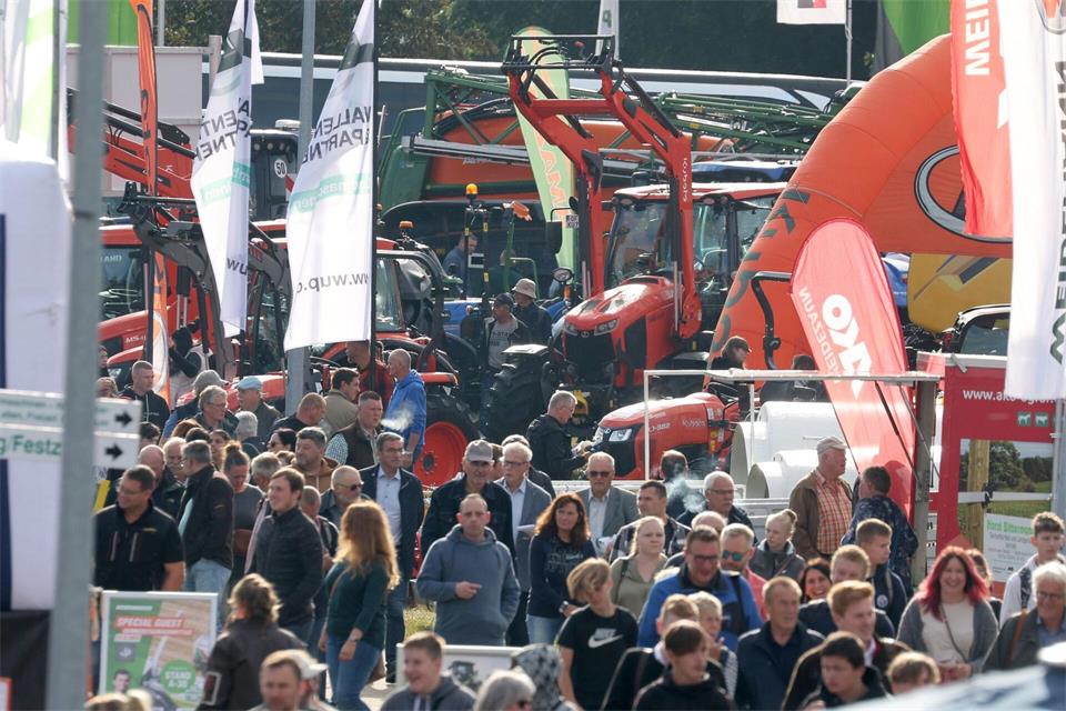 Die Messe MeLa sorgt regelmäßig für großes Besucherinteresse. Hier zur Eröffnung 2023. (Archivbild) Bernd Wüstneck/dpa