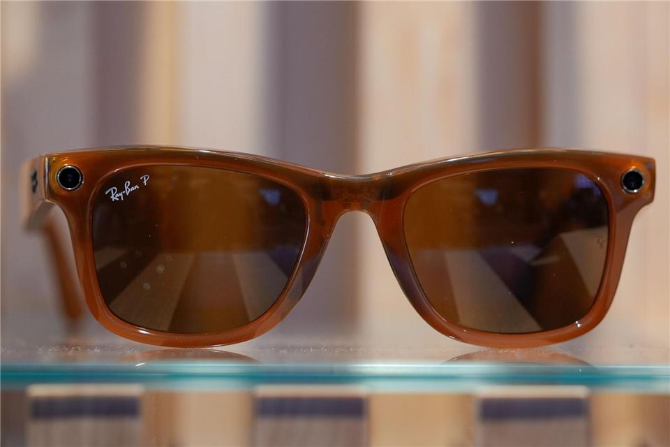 Die Meta-Brillen sind mit Kamera, Mikrofon und Lautsprechern ausgestattet. (Archivbild)Godofredo A. Vásquez/AP/dpa