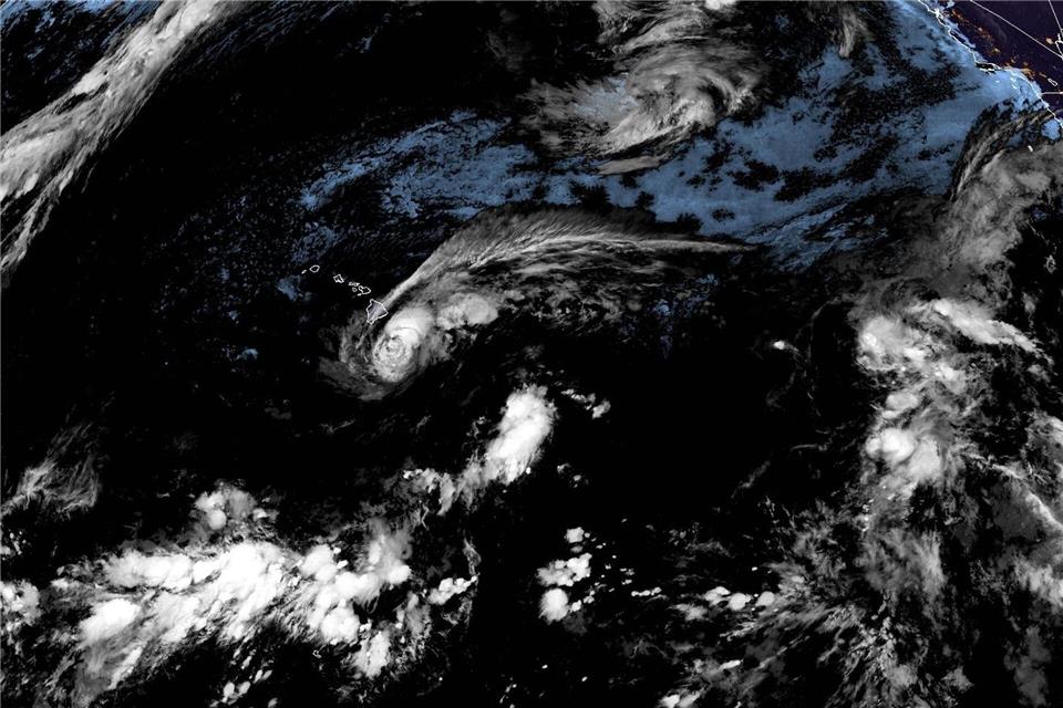 Die Meteorologen rechnen damit, dass die sogenannte Eyewall im Zentrum des Sturms mit den stärksten Winden im Laufe des Samstags über oder nahe der Südspitze von Big Island hinwegzieht. --/NOAA/dpa