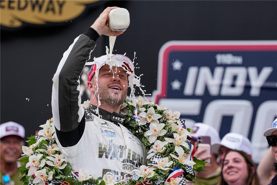 Die Milch für den Sieger - eine Tradition bei den Indy500.Michael Conroy/AP/dpa