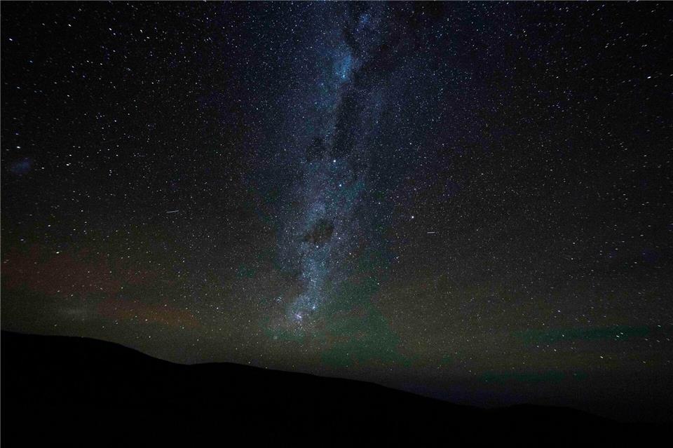 Die Milchstraße erstreckt sich über den Nachthimmel - hier von der Atacama-Wüste aus gesehen. (Archivbild)Esteban Felix/AP/dpa