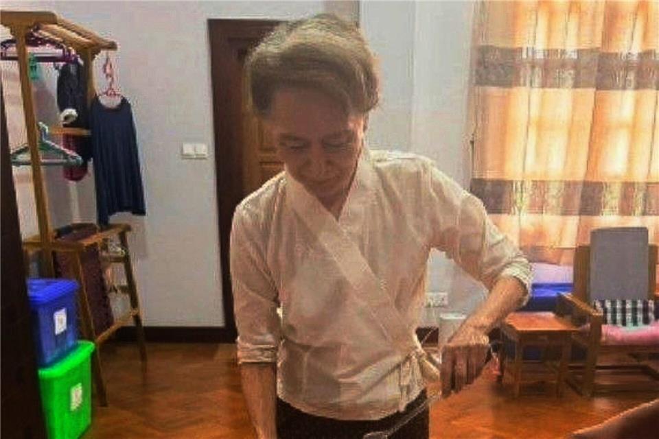 Die Militärregierung veröffentlichte auch Fotos, die Suu Kyi an ihrem Geburtstag im Juni zeigen sollen.Uncredited/Myanmar President Office via AP/dpa
