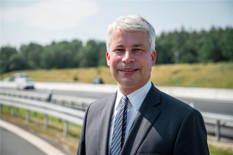 Die Milliarden müssten in die Umsetzung, sagte Bilger bei der Verkehrsfreigabe eines Autobahnteilstücks der A3 bei Erlangen.Daniel Vogl/dpa