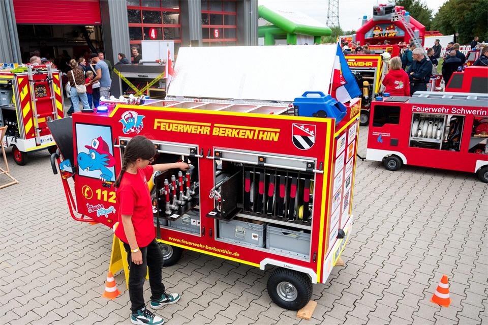 Die Mini-Feuerwehrautos erlauben es auch den Mitgliedern von Kinderfeuerwehrn ihre Manöver zu üben.Daniel Bockwoldt/dpa