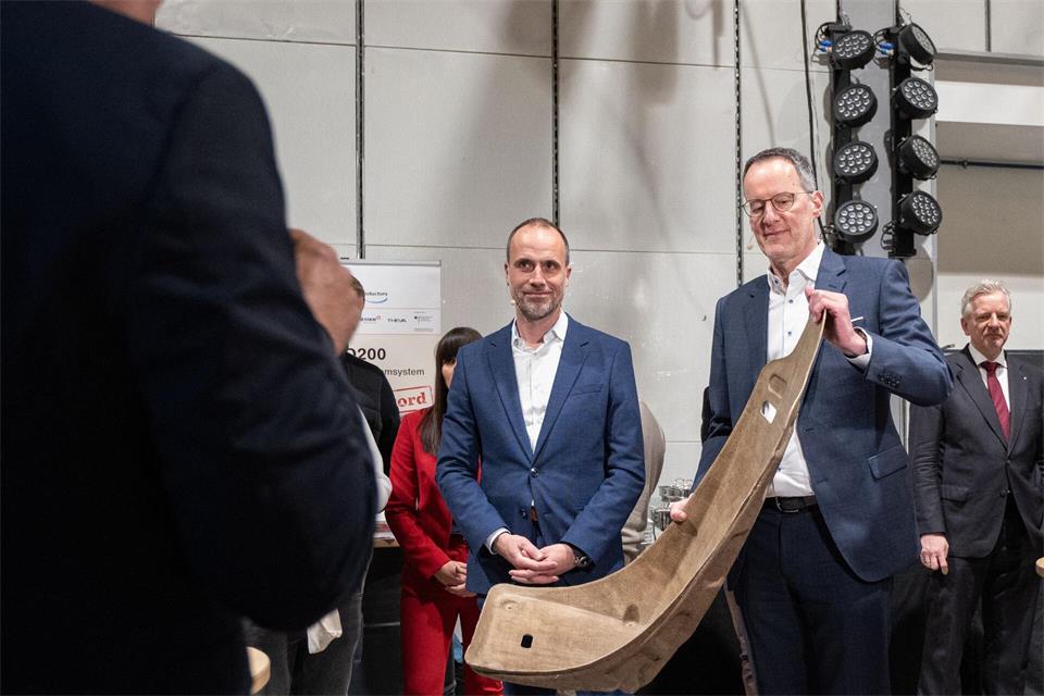 Die Minister Hoch (links) und Ebling schauten sich einige konkrete Beispiele für die Anwendung neuer Technologien an, etwa Teile eines ultraleichten Fahrzeugs der Hochschule Trier. Hannes P. Albert/dpa