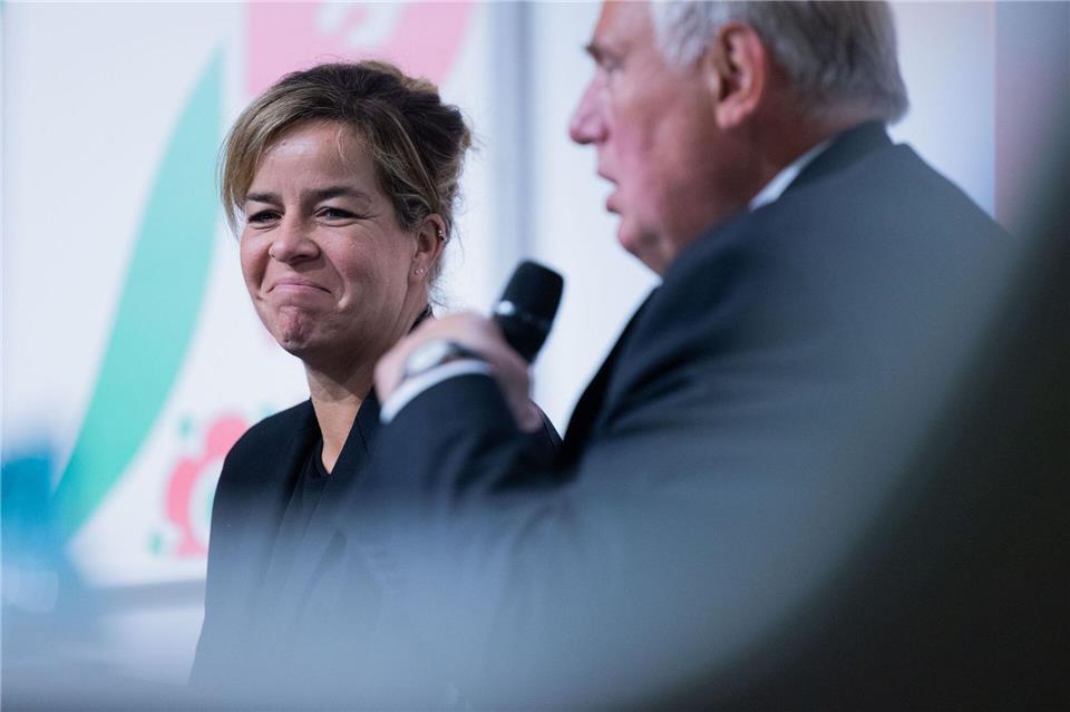 Die Minister für Arbeit und für Wirtschaft sind sich einig: Karl-Josef Laumann und Mona Neubaur sehen für alle Seiten Vorteile darin, Landesaufträge an faire Löhne zu koppeln. (Archivbild)Rolf Vennenbernd/dpa