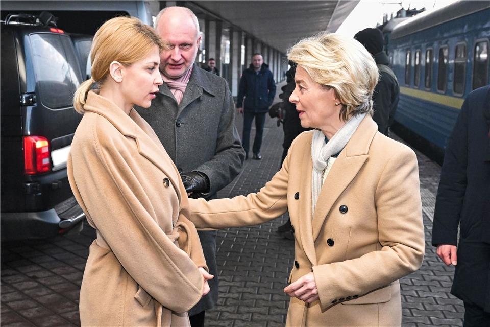 Von der Leyen mit EU-Kommission zu Gesprächen in Kiew Die Ministerin für europäische Integration der Ukraine, Olha Stefanischyna, begrüßt Ursula von der Leyen.