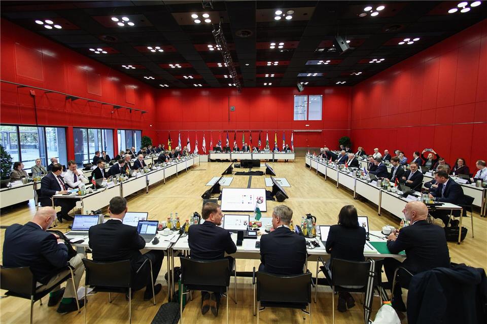 Die Ministerpräsidenten aller 16 Bundesländer haben sich für ein stärkeres Engagement des Bundes bei Investitionen in die Häfen ausgesprochen.Hannes P. Albert/dpa