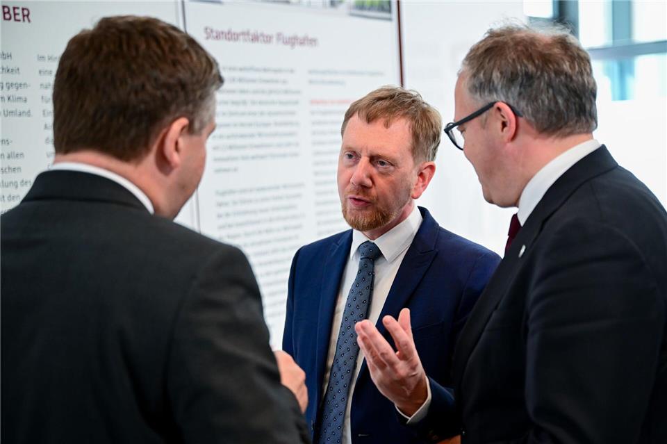 Die Ministerpräsidenten der ostdeutschen Länder sprachen bei der Sonderkonferenz über Sicherheit, Verteidigung und Verkehr.Sebastian Christoph Gollnow/dpa