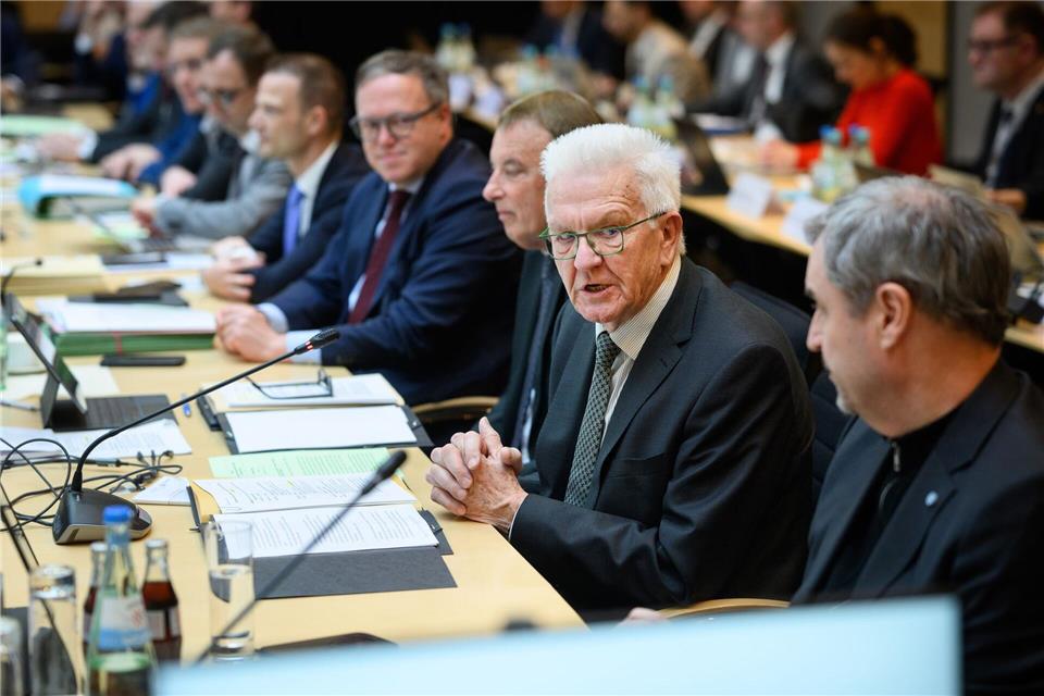 Die Ministerpräsidenten haben sich unter anderem mit der Sicherheit von Frauen, Kindern und Zugbegleitern befasst.Bernd von Jutrczenka/dpa