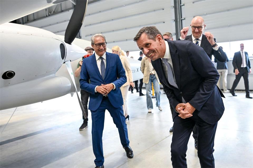 Die Ministerpräsidenten von Niedersachsen (rechts) und Brandenburg schauen sich den Prototyp einer Aufklärungsdrohne in Strausberg an. Der Vorstandschef von Aerodata zeigt das neu entwickelte Fluggerät.Jens Kalaene/dpa