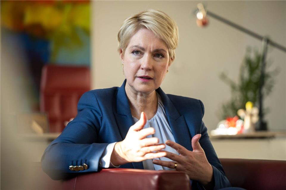 Die Ministerpräsidentin und SPD-Landesvorsitzende Manuela Schwesig will nach der Landtagswahl 2026 wieder in ihr Büro in der Schweriner Staatskanzlei einziehen.Philip Dulian/dpa