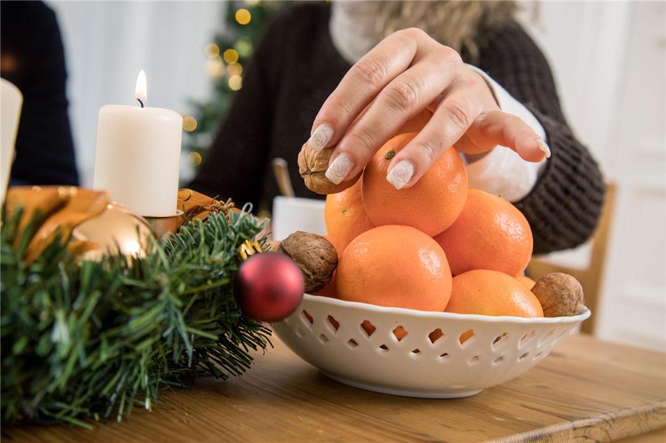 Die Mischung machts: Wer immer mal wieder das Plätzchen durch eine Mandarine oder Nüsse ersetzt, tut in der Adventszeit Gutes für den Körper.Christin Klose/dpa-tmn