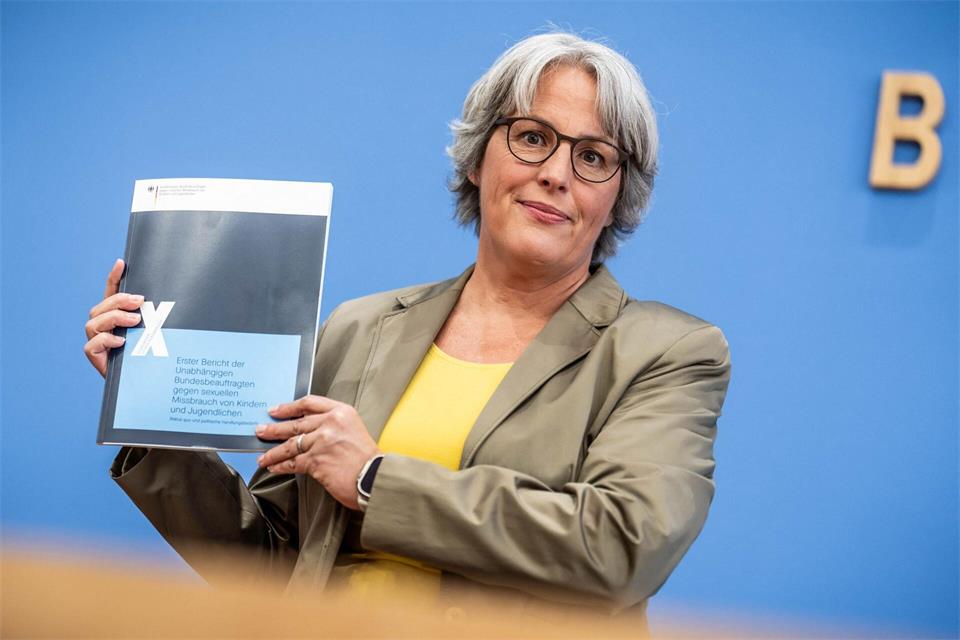 Die Missbrauchsbeauftragte des Bundes, Kerstin Claus, sieht Fortschritte im Kampf gegen sexuelle Gewalt aber noch viele Baustellen zur Verbesserung der Lage. Ihr Bericht ist eine Bestandsaufnahme. Michael Kappeler/dpa