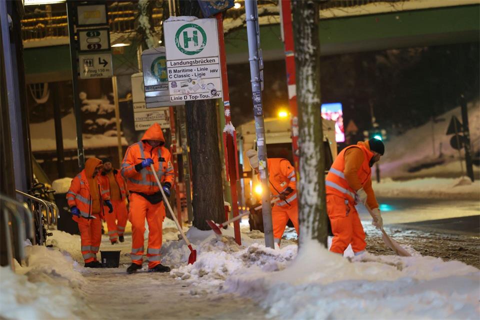 Die Mitarbeitenden der Stadtreinigung beim Schnee schieben. (Archivbild) Christian Charisius/dpa