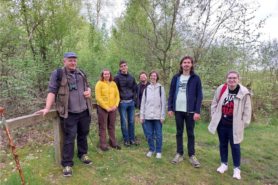 Die Mitarbeiter der Fagus-Büngern-Technik wanderten unter der Begleitung von Betreuer Josef Rösing (links) gut zweieinhalb Stunden mit Naturführer August Sühling durchs Burloer Venn. 