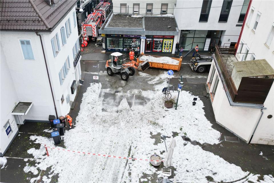 Die Mitarbeiter der Stadtreinigung sind mit den Aufräumarbeiten beschäftigt. Bernd Weißbrod/dpa