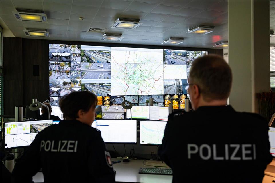 Die Mitarbeiter der Verkehrsleitzentrale haben den Hamburger Straßenverkehr ständig im Blick.Jonas Walzberg/dpa