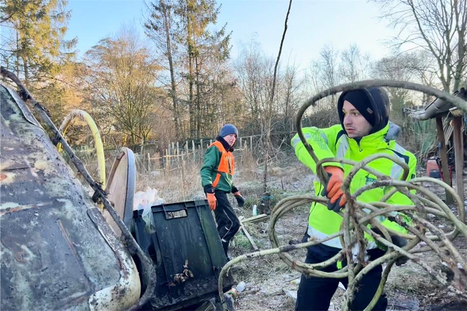 Das große Aufräumen in der Wasserstiege hat begonnen Die Mitarbeiter eines Gartenbau-Unternehmens müssen per Handarbeit ehemalige Gärten entrümpeln.